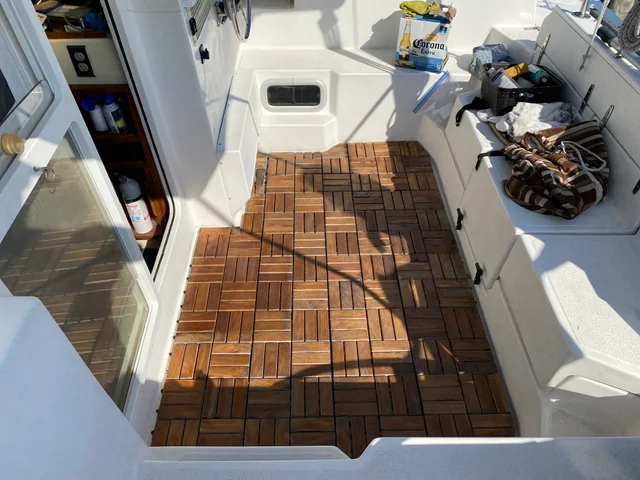 The cockpit sole and seating