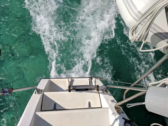 The wake behind Mavis in clear water