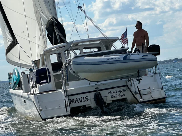 Mavis underway, viewed from the stern