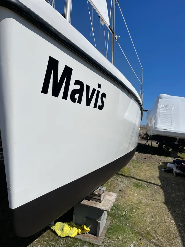 The bow and Mavis name detail